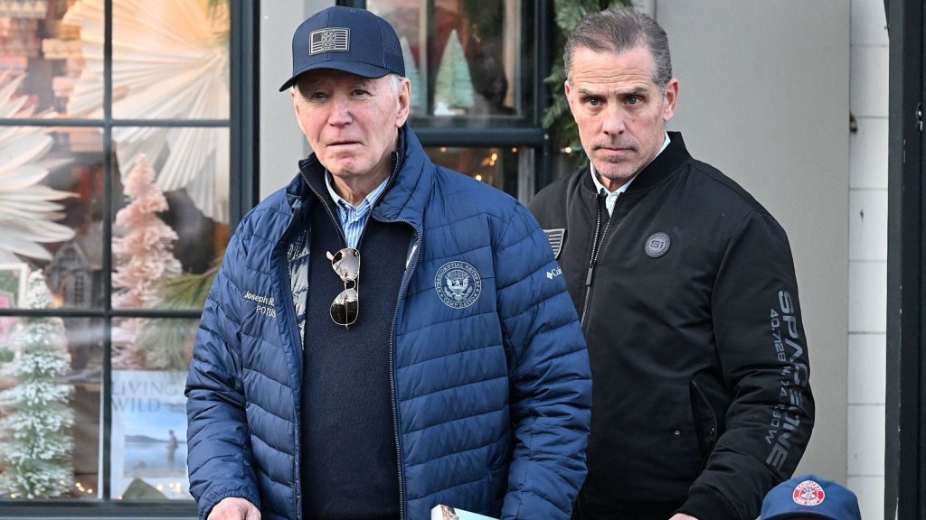 Joe Biden firma el indulto presidencial para su hijo Hunter Biden: una decisión polémica