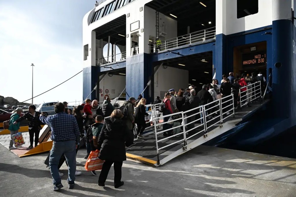 Santorini en alerta: Más de 300 sismos submarinos generan evacuaciones masivas 🌍⚠️