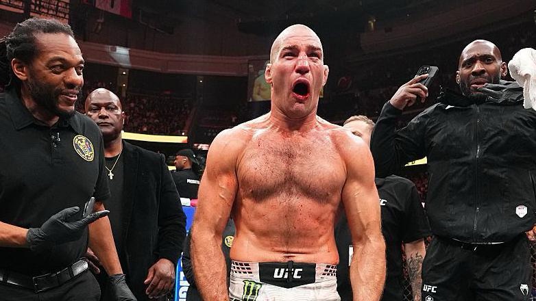 Strickland rompe el invicto de Chimaev y vuelve al trono del peso&nbsp;medio